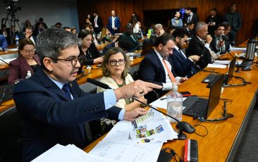 Alertas ignorados e regras flexibilizadas por Bolsonaro abriram caminho para fraude no INSS