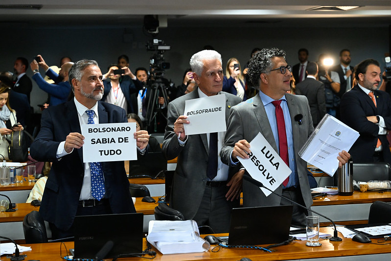 Relatório alternativo na CPMI do INSS pede responsabilização de Flávio Bolsonaro