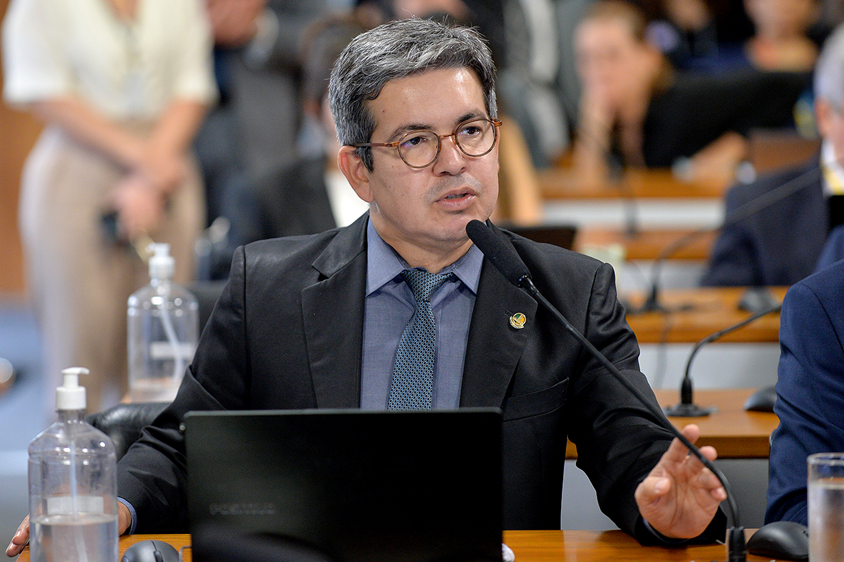 “Sete não é maior do que 14”, afirma Randolfe ao questionar votação na CPMI do INSS