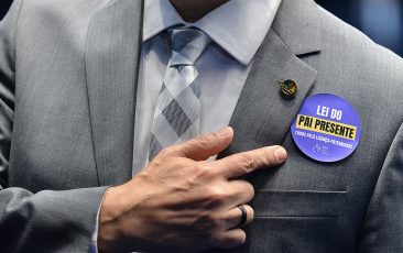 Regulamentação da licença-paternidade com salário integral vai a sanção