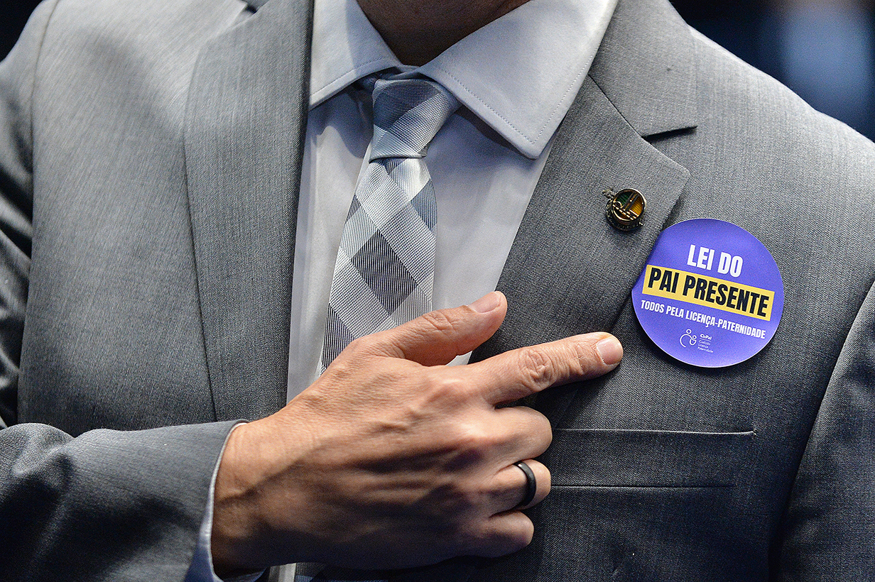 Regulamentação da licença-paternidade com salário integral vai a sanção