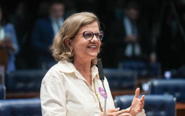 Teresa Leitão explica simbolismo da cor lilás para a luta feminina