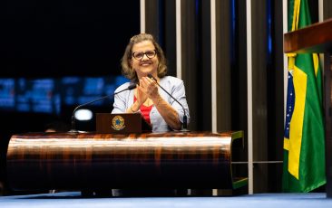 Plenário acolhe relatório de Teresa Leitão e aprova Plano Nacional de Educação