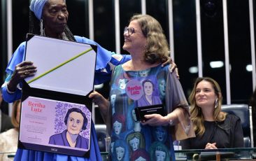Senadoras do PT homenageiam personalidades destaques na defesa dos direitos das mulheres