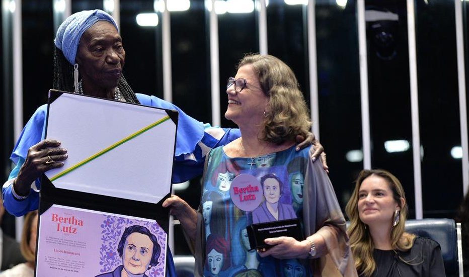 Senadoras do PT homenageiam personalidades destaques na defesa dos direitos das mulheres