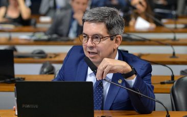 Avança projeto que endurece penas para quem fornece cigarros eletrônicos a menores