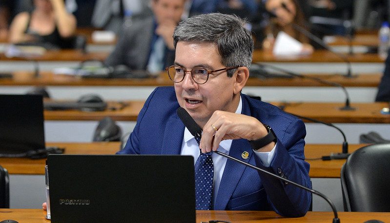 Avança projeto que endurece penas para quem fornece cigarros eletrônicos a menores