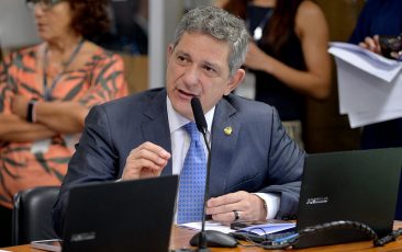 Aprovado parecer de Rogério Carvalho que obriga plantões da defensoria pública em todos estados