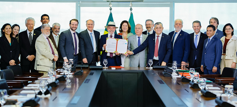 Brasil e União Europeia dão resposta a Trump em defesa da democracia, diz Lula