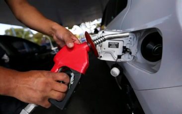 Governo quer converter receitas extras com petróleo em redução de impostos sobre combustíveis