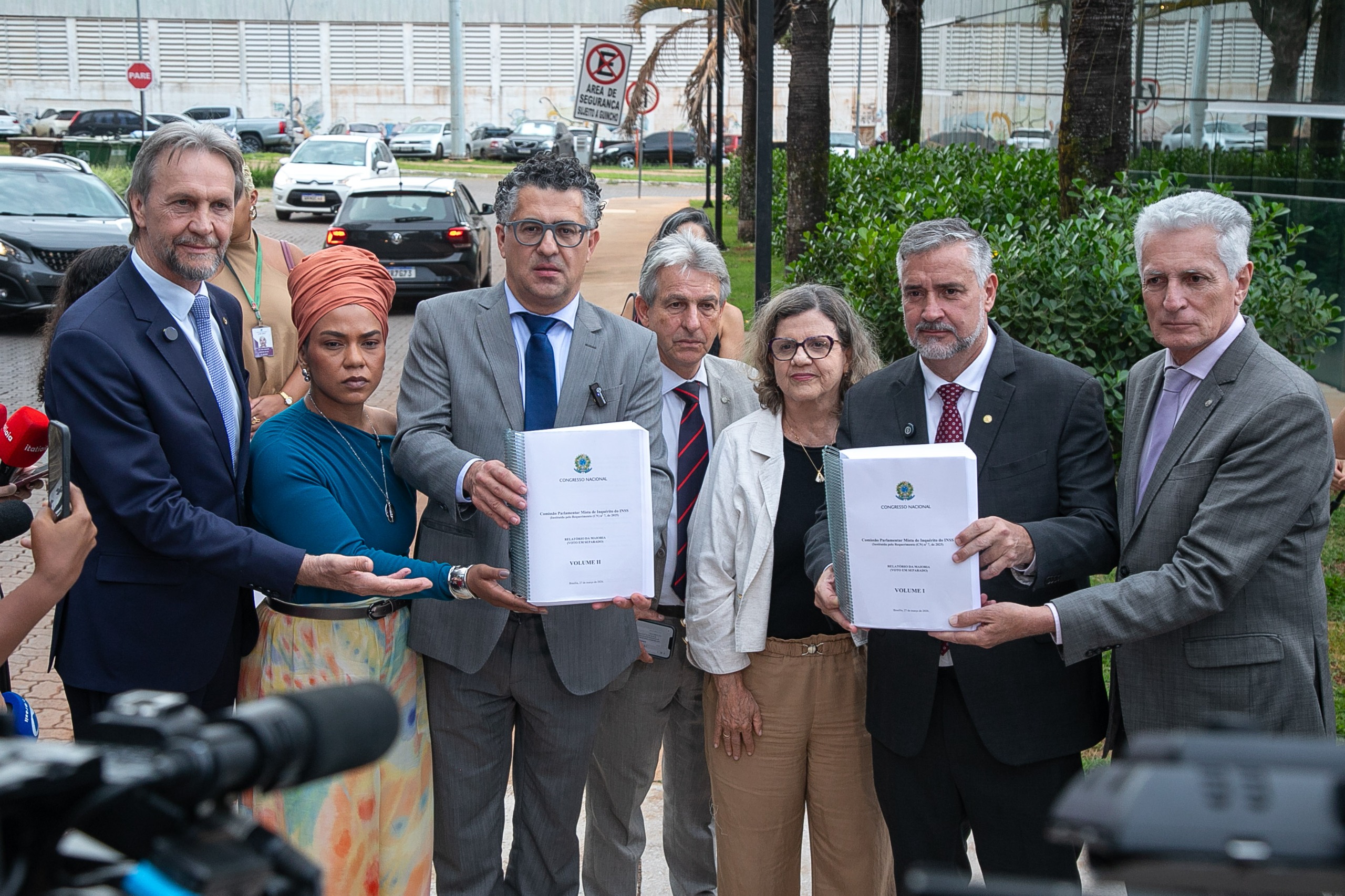 Parlamentares do PT entregam Relatório da Maioria à PF e apontam “ecossistema criminoso” no INSS