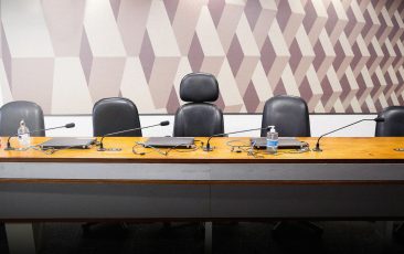 Extrema direita manobra para viajar com dinheiro público e visitar golpista nos Estados Unidos