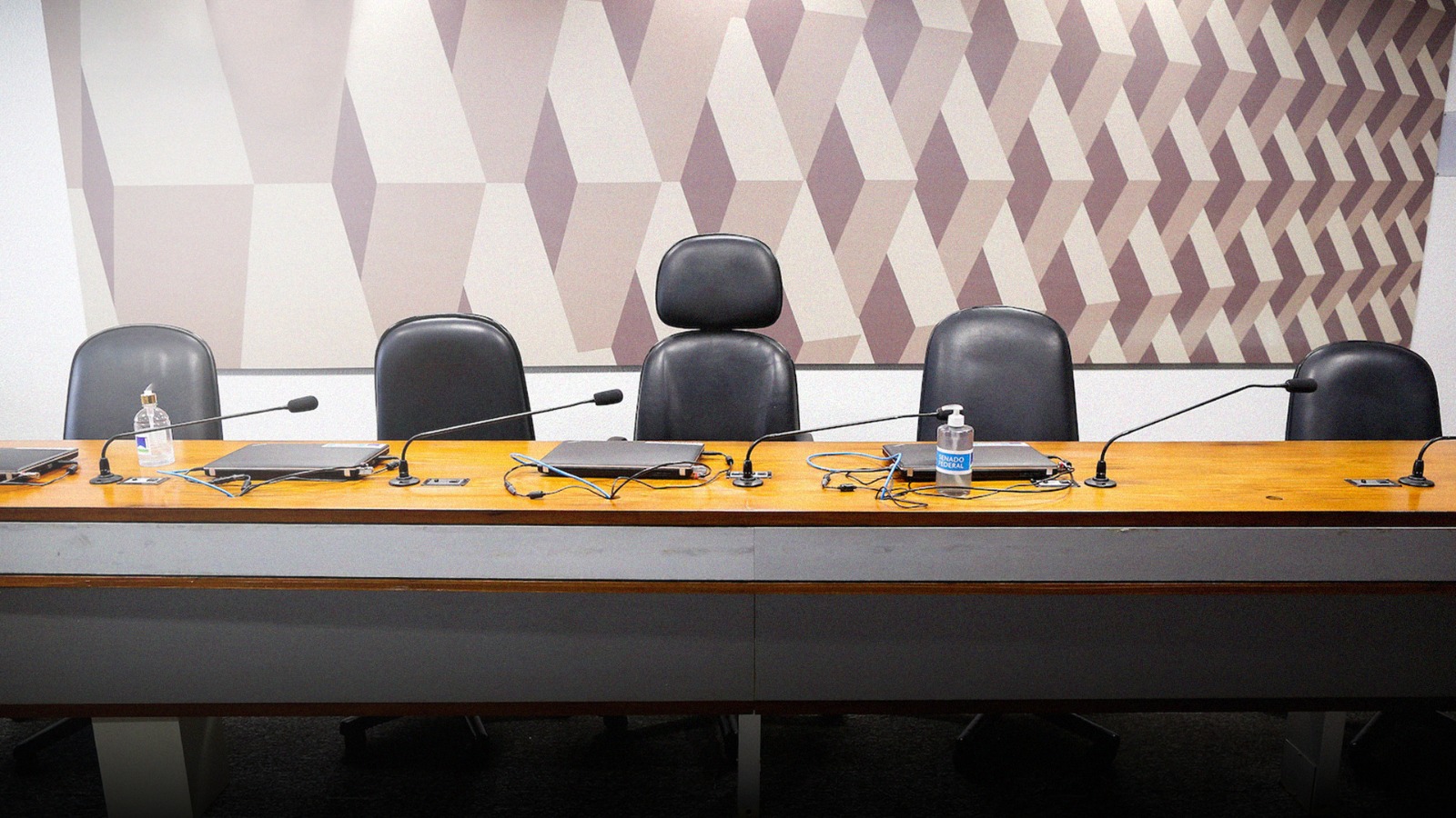 Extrema direita manobra para viajar com dinheiro público e visitar golpista nos Estados Unidos