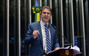 Camilo Santana destaca avanços do governo Lula da alfabetização à universidade