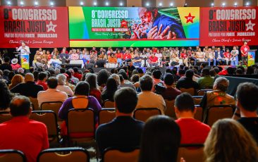 No Congresso do PT, Camilo Santana exalta resultados do governo Lula e defesa da democracia