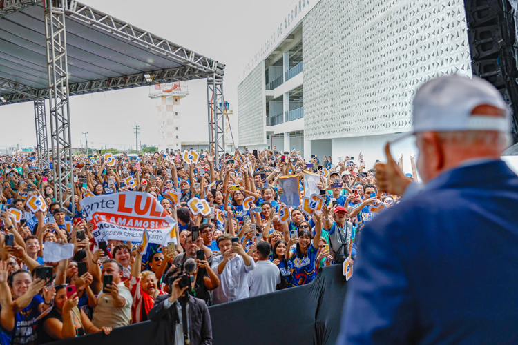 Pé-de-Meia alcança 5,6 milhões de estudantes e reduz evasão escolar em 43%