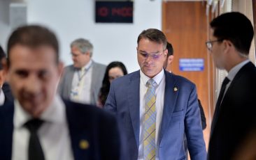 PT pede investigação sobre elo entre Flávio Bolsonaro, Banco Master e recursos públicos