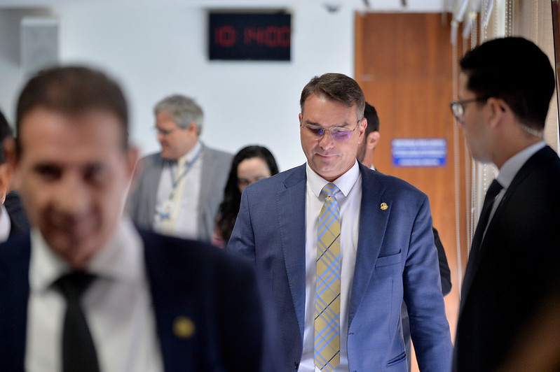 PT pede investigação sobre elo entre Flávio Bolsonaro, Banco Master e recursos públicos