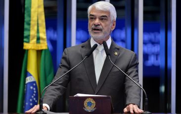 Humberto reage à suspensão de investimentos no trecho pernambucano da Transnordestina