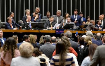 Governo aposta em ampliação do bem-estar social enquanto Congresso articula pautas que impõem derrotas à população