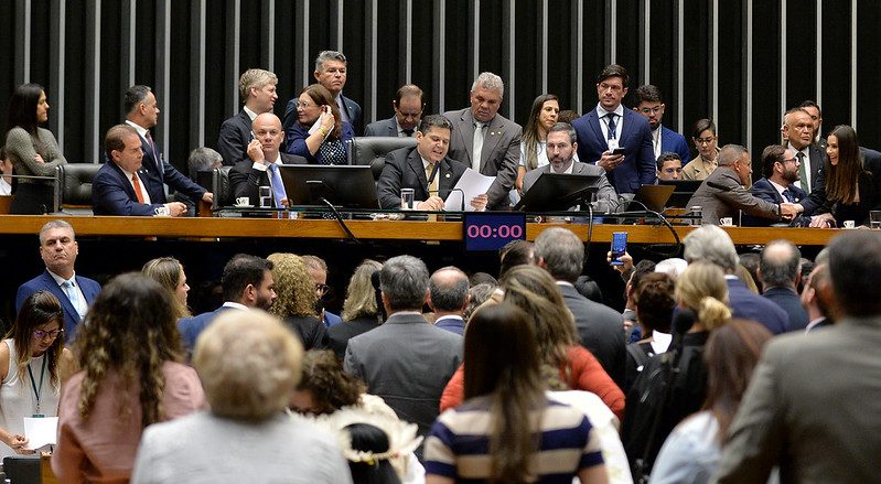 Governo aposta em ampliação do bem-estar social enquanto Congresso articula pautas que impõem derrotas à população