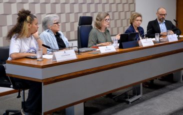 Debatedores apontam problemas do modelo cívico-militar nas escolas