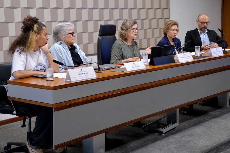 Debatedores apontam problemas do modelo cívico-militar nas escolas