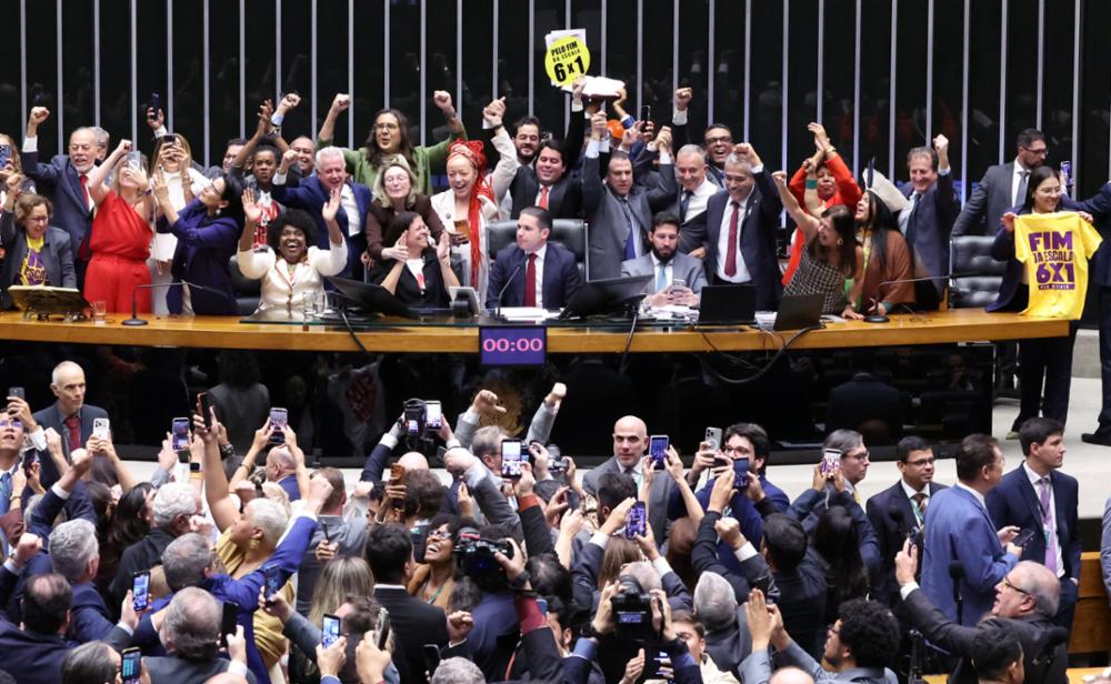 Fazendo história: Câmara aprova fim da escala 6×1 e bancada petista vai trabalhar por conclusão rápida no Senado