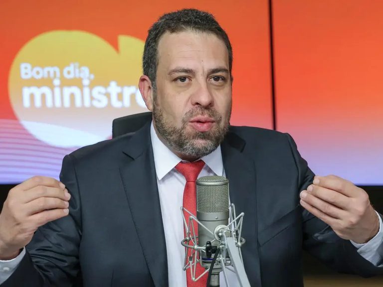 Boulos descarta período de transição muito longo para o fim da jornada 6×1