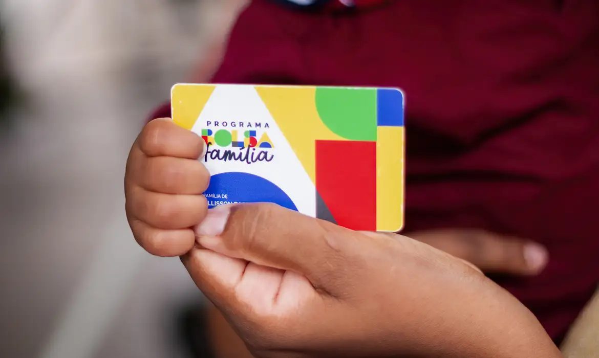 Estudo e dados oficiais rebatem crítica preconceituosa ao Bolsa Família