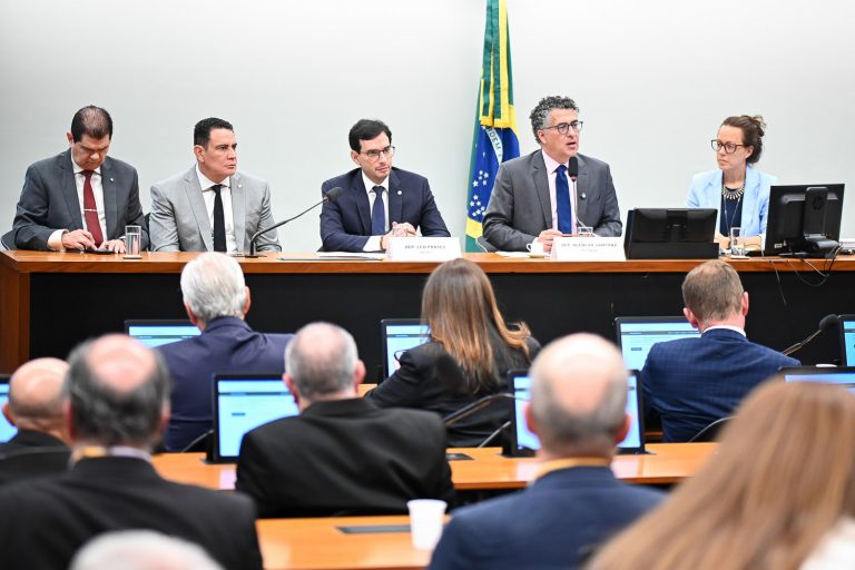Fim da escala 6×1: comissão define cronograma e mira votação ainda em maio