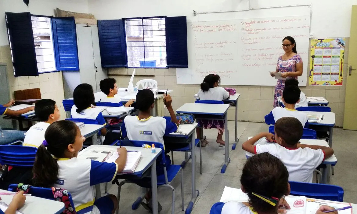 Aprovado novo piso salarial para os professores a educação básica