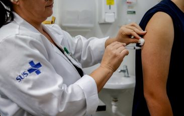Brasil retoma protagonismo global em vacinação e fortalece SUS após onda negacionista