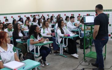 Avanço na Educação: com apoio da bancada petista, Lula sanciona novo piso dos professores