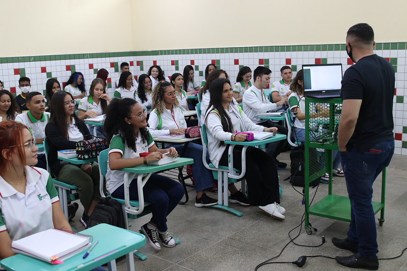 Avanço na Educação: com apoio da bancada petista, Lula sanciona novo piso dos professores