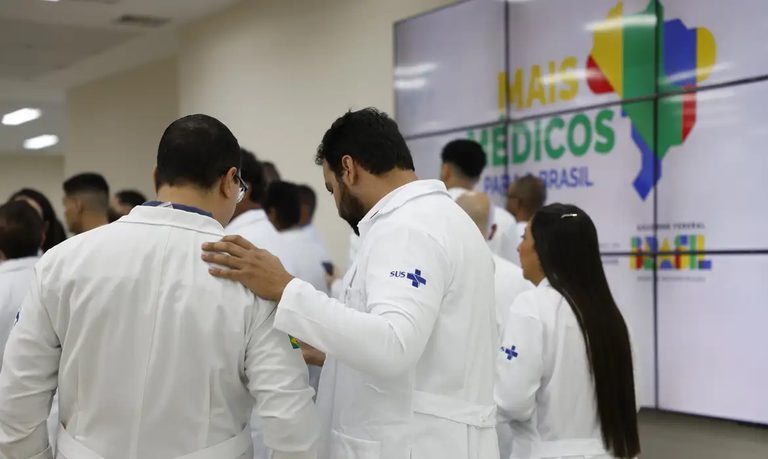 Mais Médicos completa 13 anos com assistência a 67 milhões de brasileiros e SUS fortalecido