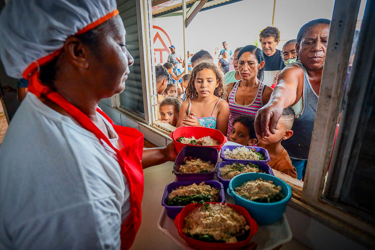 Brasil registra queda histórica da fome entre mulheres, negros e crianças