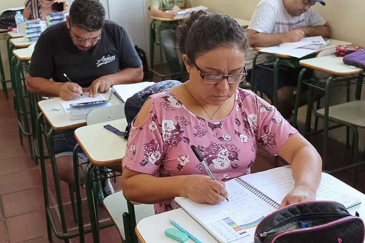 Analfabetismo tem queda recorde no Brasil; Nordeste e idosos concentram desafios