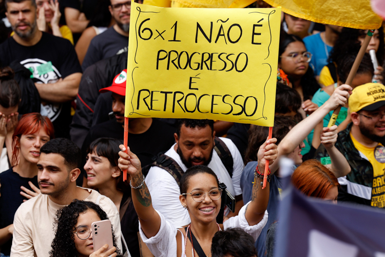 Fim da escala 6×1 pode aliviar dupla jornada enfrentada por milhões de mulheres