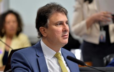 Camilo Santana assume Comissão de Educação e dá continuidade ao trabalho de Teresa Leitão