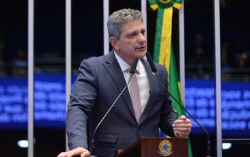 Senadores comemoram Move Brasil, que democratiza acesso ao crédito para entregadores e mototaxistas