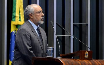 Paulo Paim alerta para avanço do extremismo e defende combate ao nazifascismo