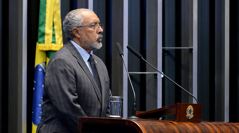 Paulo Paim alerta para avanço do extremismo e defende combate ao nazifascismo
