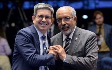 Senado aprova universidade proposta por Randolfe para fortalecer educação no Amapá