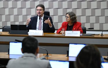 Camilo Santana assume Comissão de Educação e dá continuidade ao trabalho de Teresa Leitão