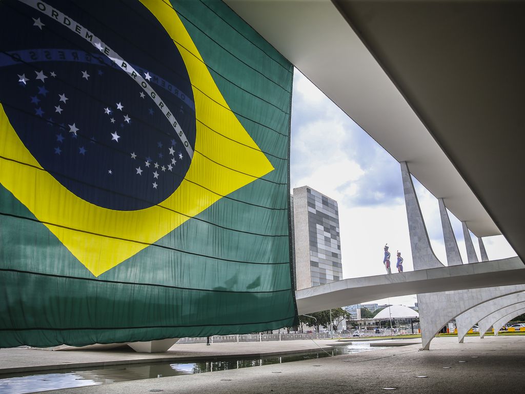 PT e governo reagem às tarifas dos EUA e defendem a soberania brasileira