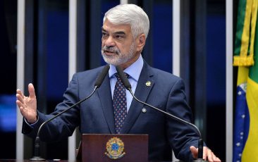 Humberto Costa alerta para risco de ruptura democrática após relato de ex-comandante da FAB