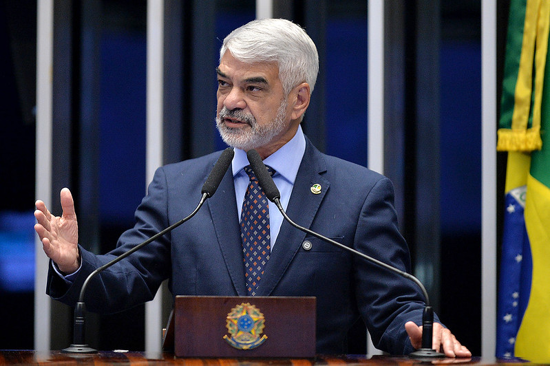 Humberto Costa alerta para risco de ruptura democrática após relato de ex-comandante da FAB