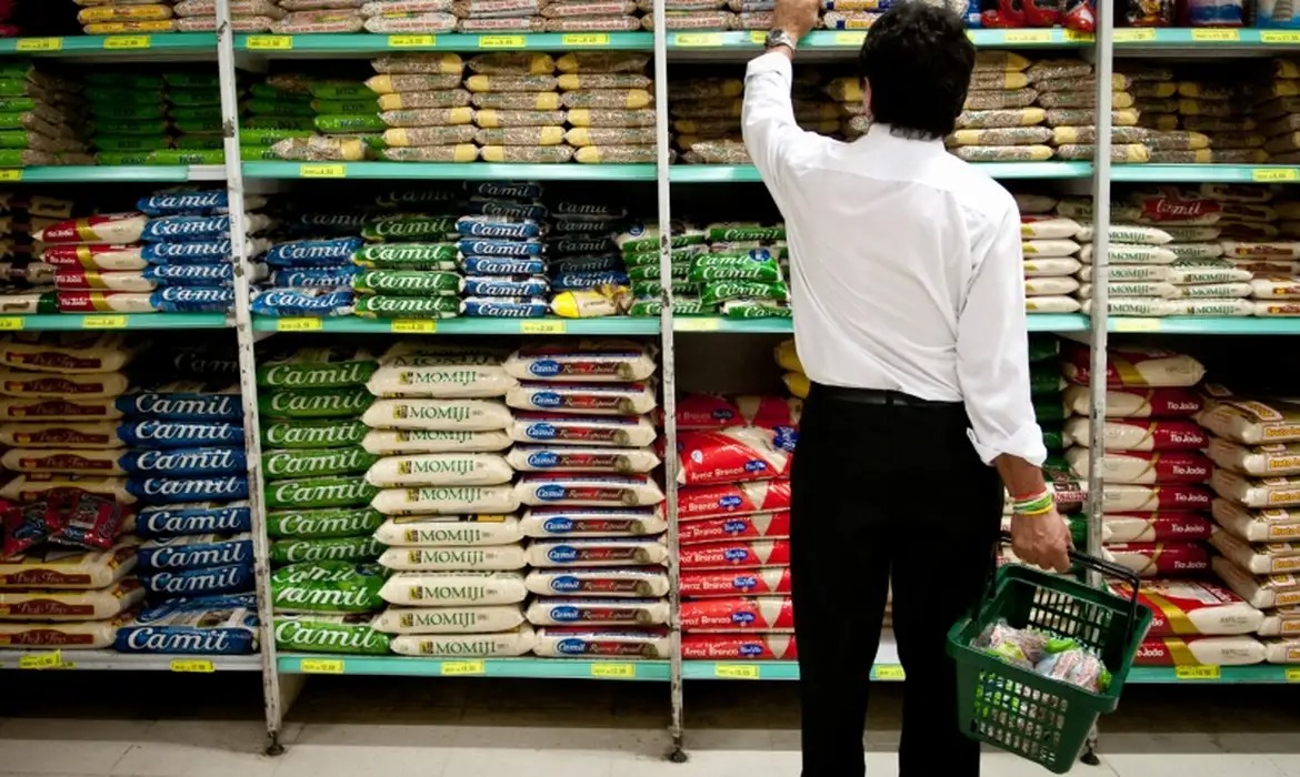 Queda na inflação atinge menor índice para julho desde 2022 e garante alívio no bolso dos brasileiros
