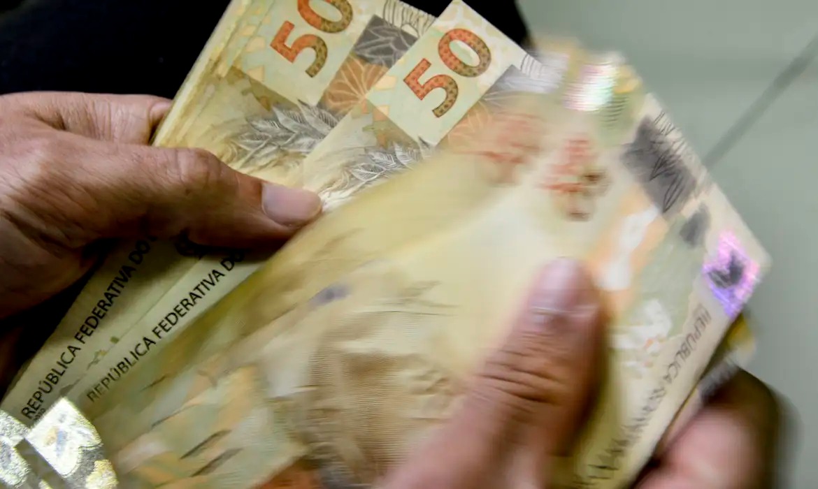 Senadores comemoram começo do Desenrola Adimplentes, que deve beneficiar até 500 mil trabalhadores e 100 mil estudantes do Fies